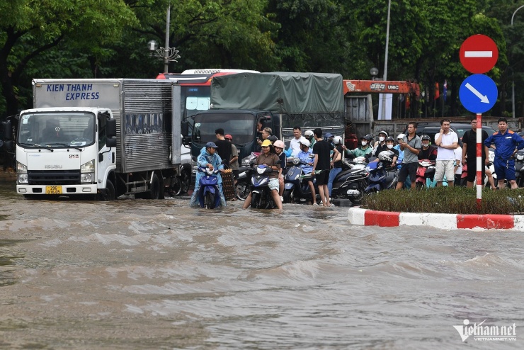 Tan hoang sóng nước trên Quảng trường Mỹ Đình - 8