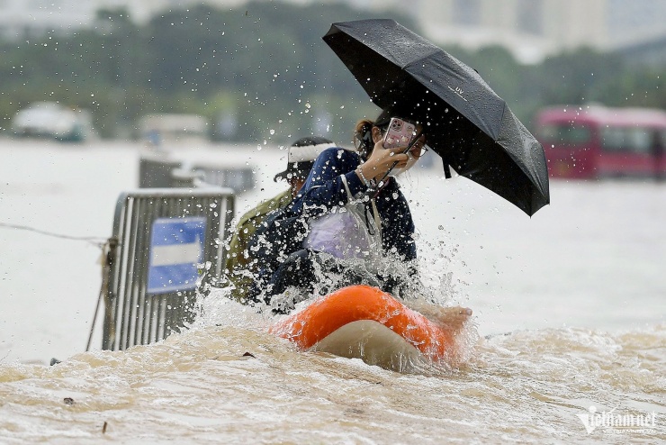 Tan hoang sóng nước trên Quảng trường Mỹ Đình - 9