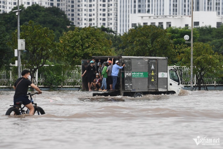 Tan hoang sóng nước trên Quảng trường Mỹ Đình - 11