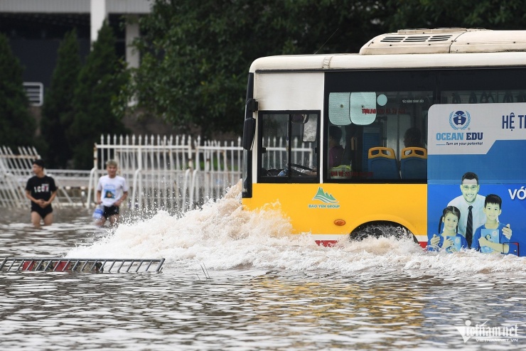 Tan hoang sóng nước trên Quảng trường Mỹ Đình - 13