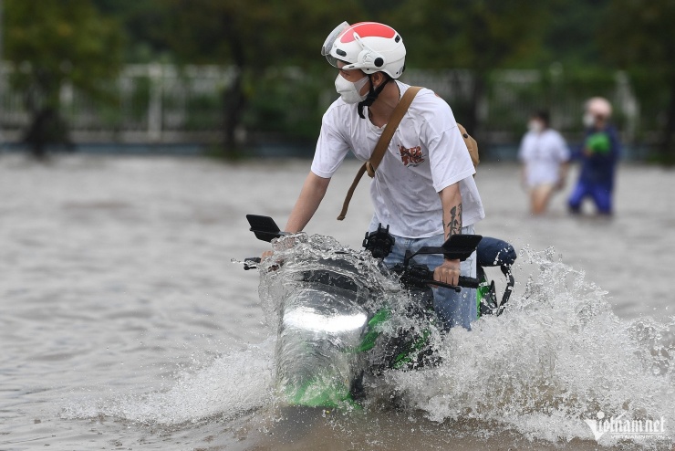 Tan hoang sóng nước trên Quảng trường Mỹ Đình - 14