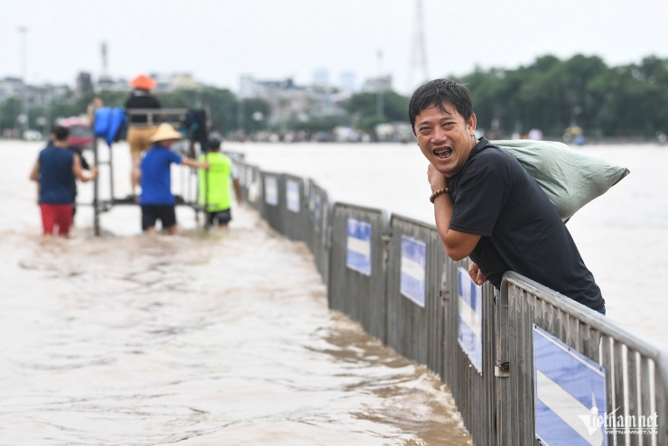 Tan hoang sóng nước trên Quảng trường Mỹ Đình - 16