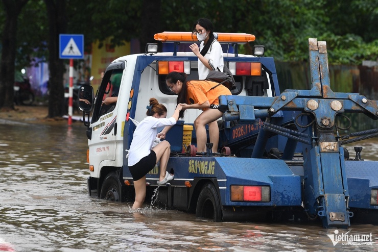 Tan hoang sóng nước trên Quảng trường Mỹ Đình - 15