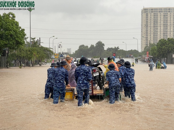 Ấm áp tình quân dân: Cảnh sát biển dầm mưa giúp dân qua điểm ngập - 1