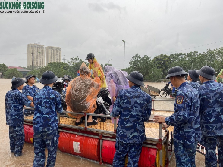 Ấm áp tình quân dân: Cảnh sát biển dầm mưa giúp dân qua điểm ngập - 3