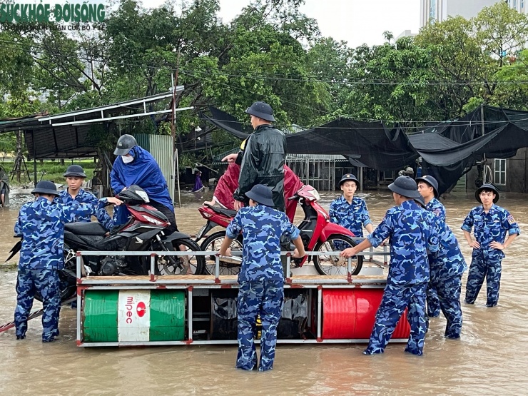 Dù mưa trút xối xả, các chiến sĩ vẫn kiên trì bám trụ giữa dòng nước, không để bất kỳ ai bị kẹt lại.