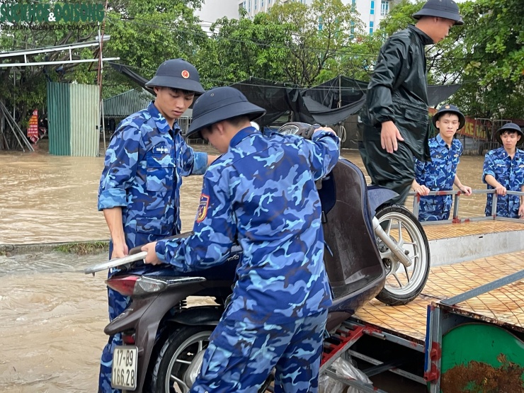 Các chiến sĩ Cảnh sát biển làm việc không ngưng nghỉ, hỗ trợ nhiều người và phương tiện qua điểm ngập.