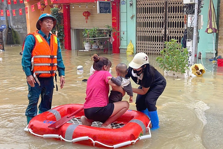 Lực lượng chức năng xã Thất Khê hỗ trợ người dân tới nơi an toàn. Ảnh: Đ.X