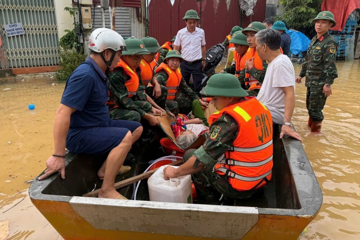 Người dân tại xã Thất Khê được đưa ra khỏi vùng ngập. Ảnh: Đ.X