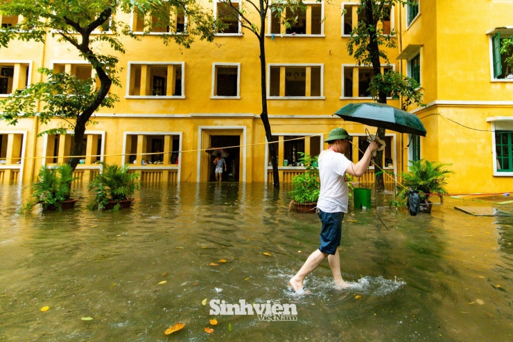 Mưa ngập ký túc xá, sinh viên sư phạm lội nước tìm chỗ học...online - 11