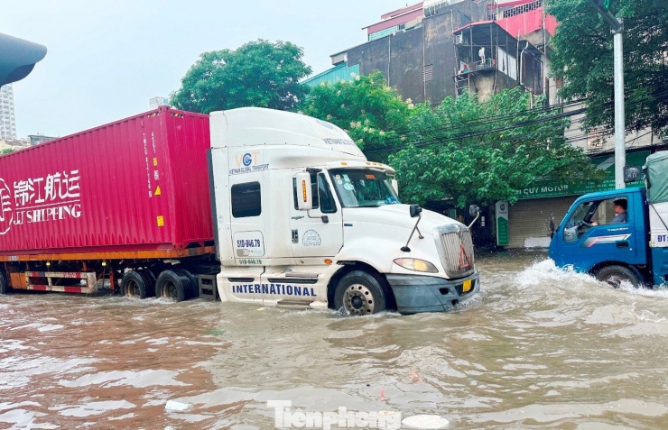 Ngập sâu trên đường Cầu Bươu - Phùng Hưng chiều 7/10. Ảnh: A. Trọng