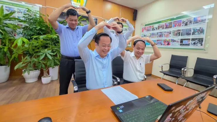 Tại Trường THPT Phan Huy Chú, Giám đốc Sở GD&amp;ĐT Hà Nội Trần Thế Cương thăm hỏi, động viên học sinh, giáo viên đang dạy và học online. Ảnh: HT
