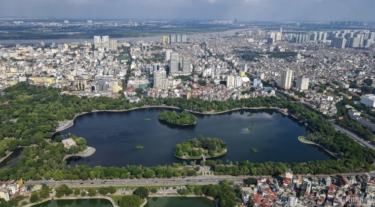 Muốn Hà Nội hết cảnh ngập sau mưa, cần thay đổi cách nhìn từ đối phó sang thích ứng - biến nước thành một phần của quy hoạch đô thị. Ảnh: Thế Bằng