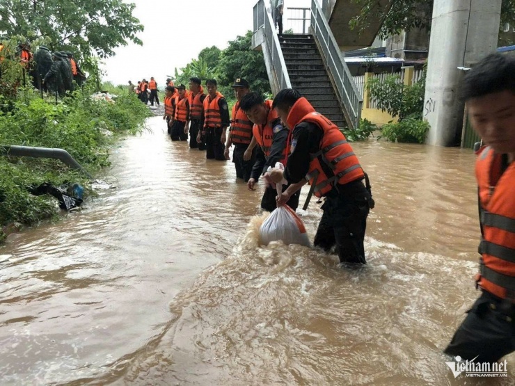 Các bao cát được vận chuyển để gia cố tuyến đê.