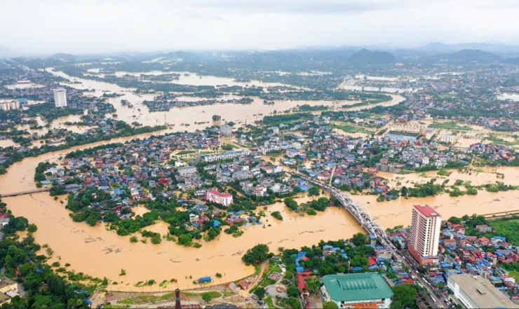 Mực nước trên sông Cầu dâng cao khiến nhiều khu vực của Thái Nguyên bị ngập sâu. Anh: Duy Khắc