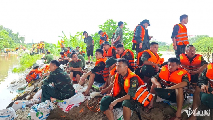 Bộ Chỉ huy Quân sự tỉnh Thái Nguyên cùng các lực lượng tham gia gia cố đê và trực đê Sông Cầu.