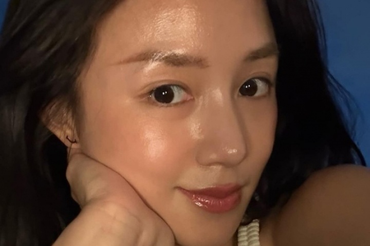 Thói quen không tốn kém mỗi sáng giúp Salim giữ da căng mịn