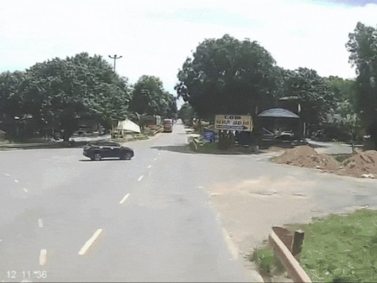 Khoảnh khắc va chạm giữa 2 ô tô khiến 4 người thương vong