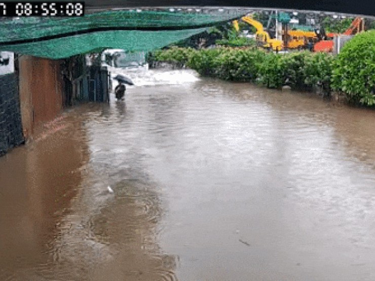 Phẫn nộ tài xế lao xe trong mưa ngập, suýt cán trúng người đi bộ ở Hà Nội