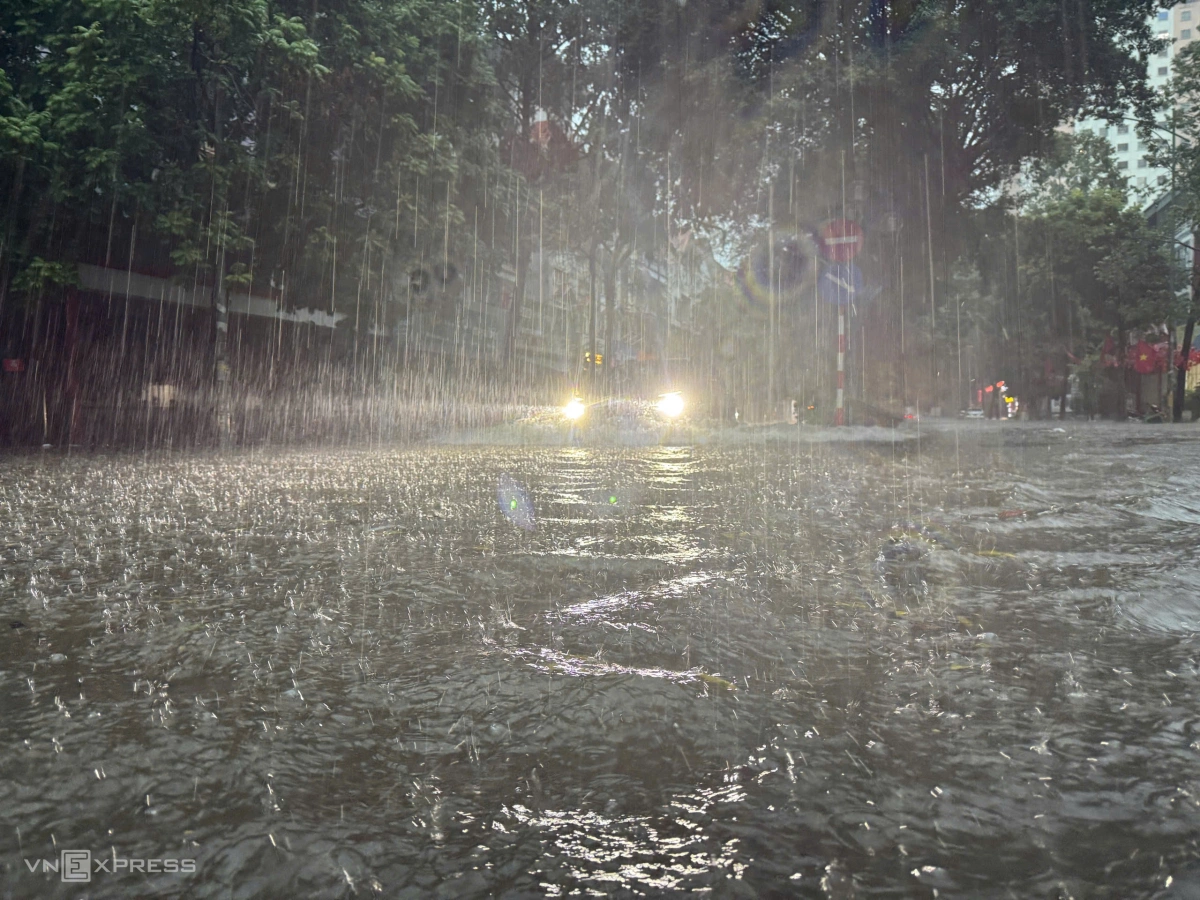 Mưa xối xả kéo dài từ đêm đến sáng nay. Ảnh: Thanh Hải