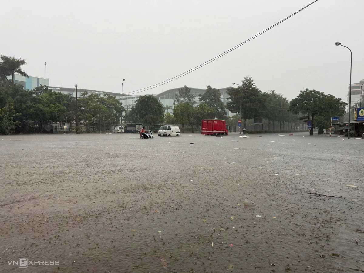 Xe chết máy người dân phải dắt trong biển nước. Ảnh: Lộc Chung