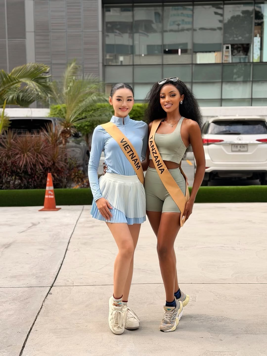 Đại diện Tanzania - Beatrice Alex Akyoo - đang nhận được sự chú ý của fan Việt khi vô tình để lộ cuộc điện thoại của đại diện Việt Nam - Yến Nhi trên livestream. Sự cố đã gây ảnh hưởng tới Yến Nhi, khiến cô bị chỉ trích vì có những phát ngôn không phù hợp. Trước đó, Yến Nhi cũng phải đăng đàn xin lỗi khán giả vì có những chia sẻ thiếu chín chắn trong lúc livestream.