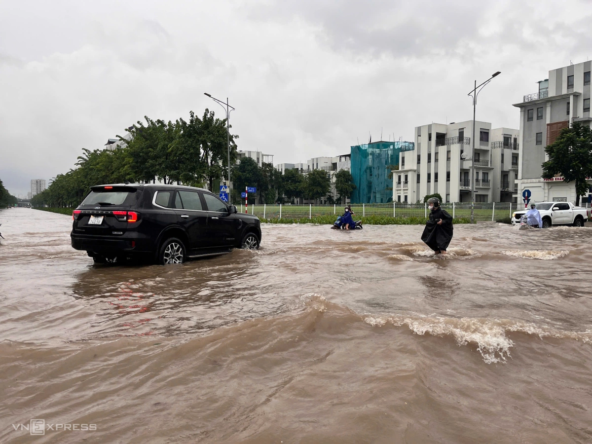 Hà Nội ngập 122 điểm, gần 30 tuyến đường tê liệt sau mưa lớn - 39