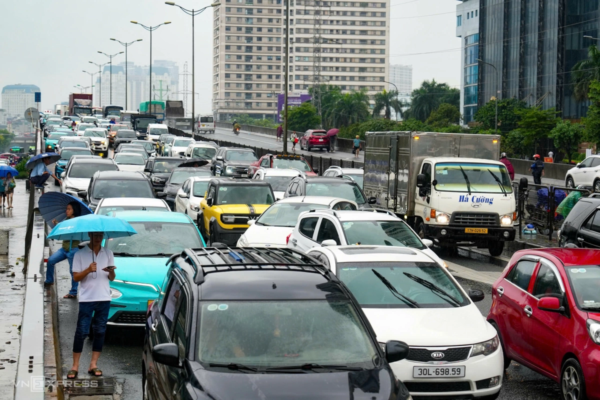 Đường vành đai 3 hướng về Trần Quốc Hoàn và Hoàng Quốc Việt đang tắc nghẽn. Ảnh: Đinh Tùng