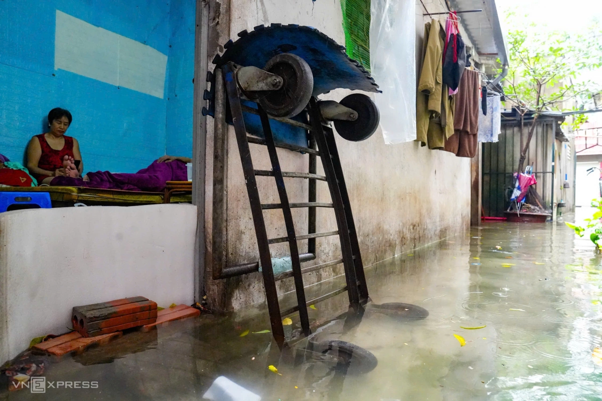Tại một xóm trọ dành cho sinh viên và người thu nhập thấp, nước tràn vào tận phòng dù nền nhà đã được xây cao hơn mặt đường. Ảnh: Đinh Tùng
