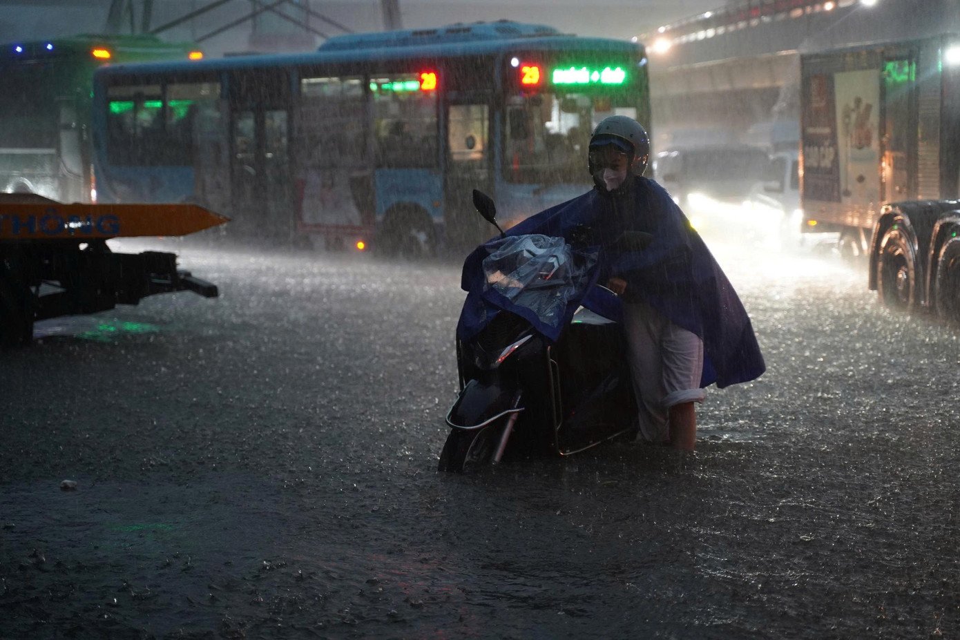Hà Nội ngập tứ bề, loạt phương tiện bị &#39;bức tử&#39; giữa biển nước - 9