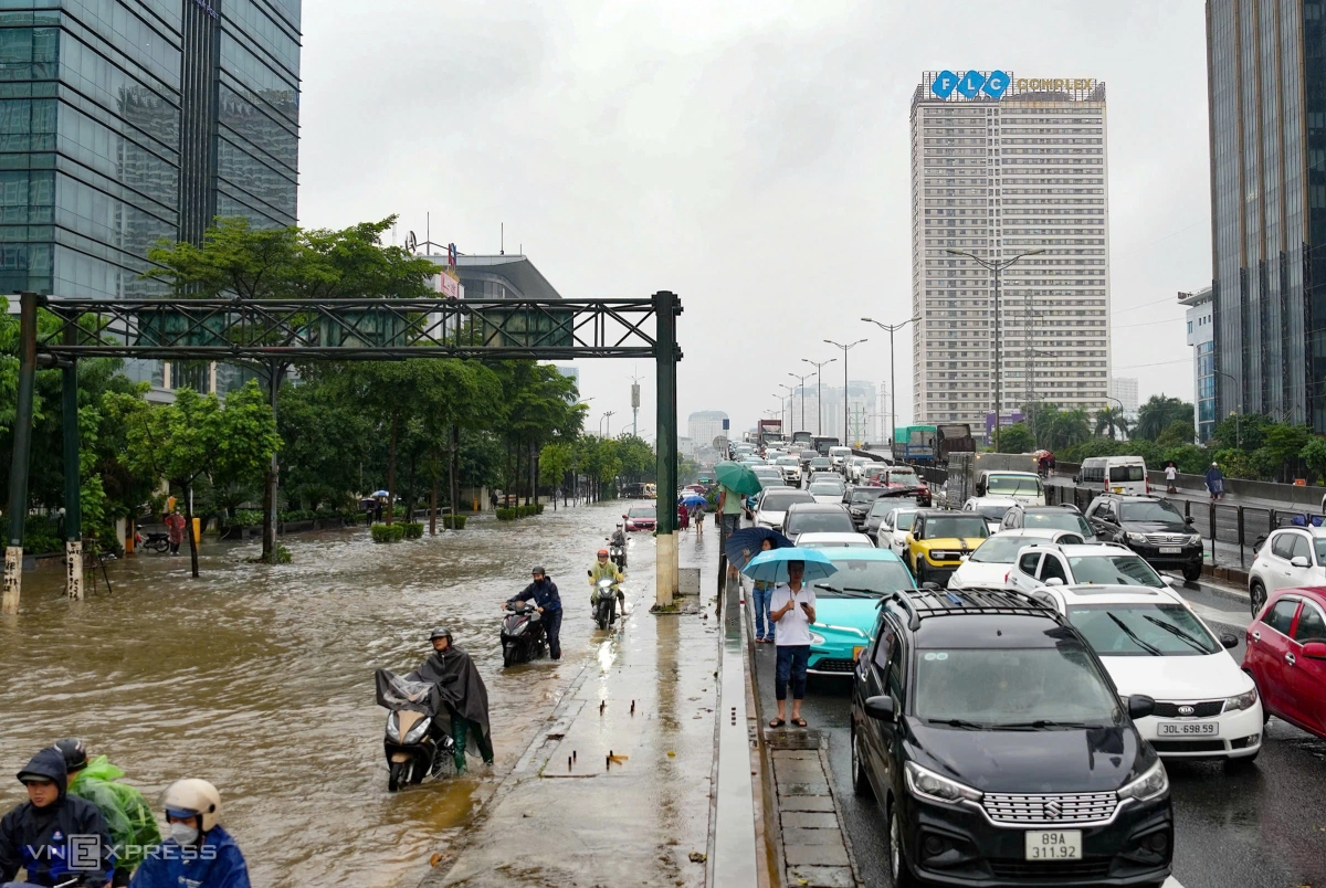 Tắc trên cao, ngập dưới thấp trên phố Phạm Hùng. Ảnh: Tùng Đinh