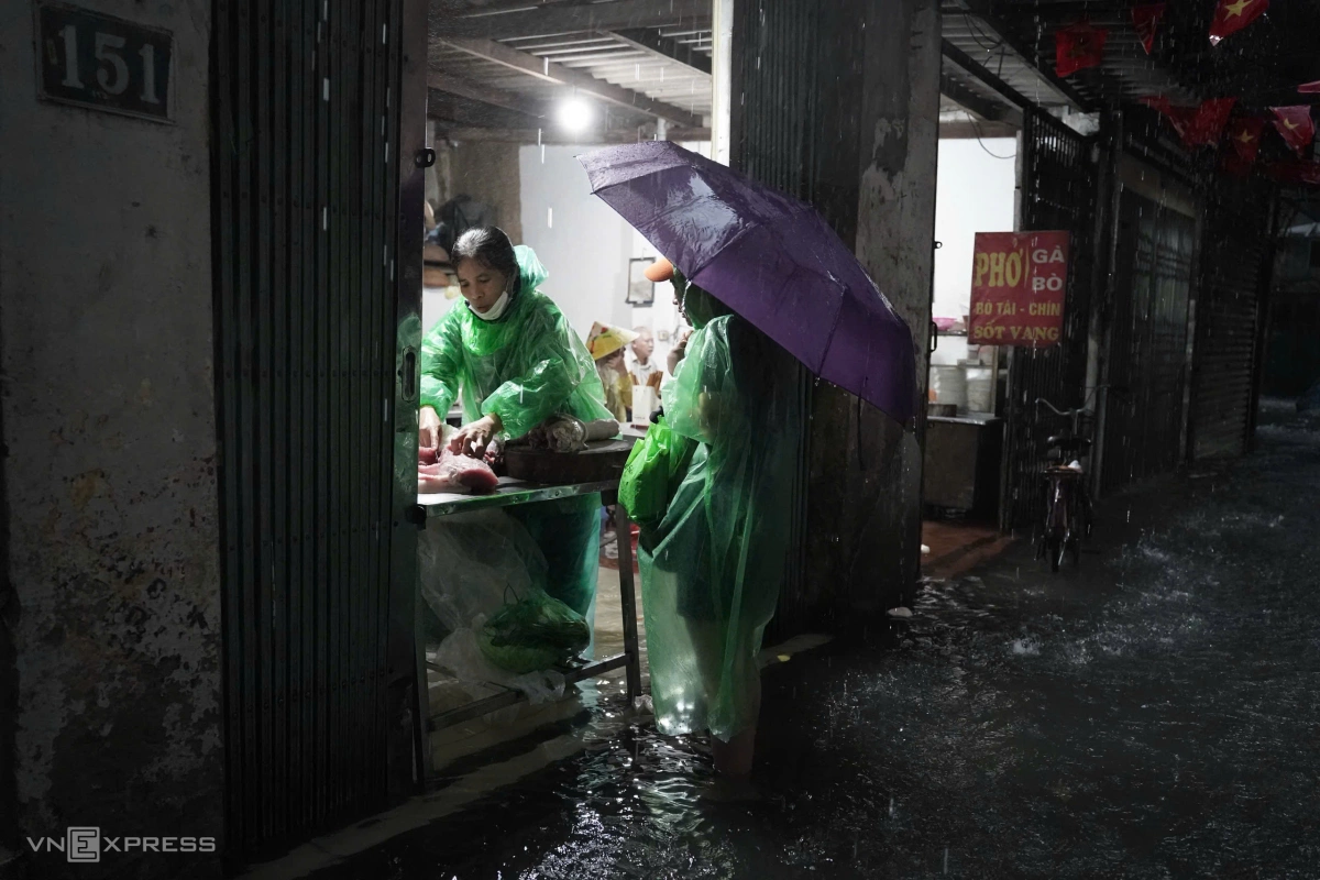 Một cửa hàng thịt hiếm hoi vẫn mở cửa trong mưa bão. Ảnh: Hoàng Giang