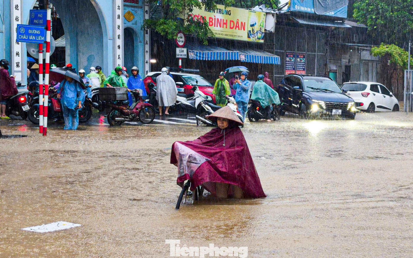 Hà Nội phố thành sông, giao thông tê liệt, xe máy &#39;rồng rắn&#39; leo cao tốc giữa biển nước - 17