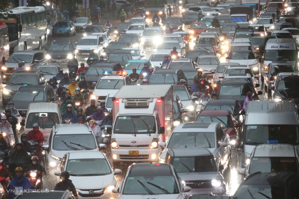 Đường Nguyễn Trãi tắc cứng hai chiều, dòng xe kéo dài hơn 2 km. Ảnh: Phạm Chiểu