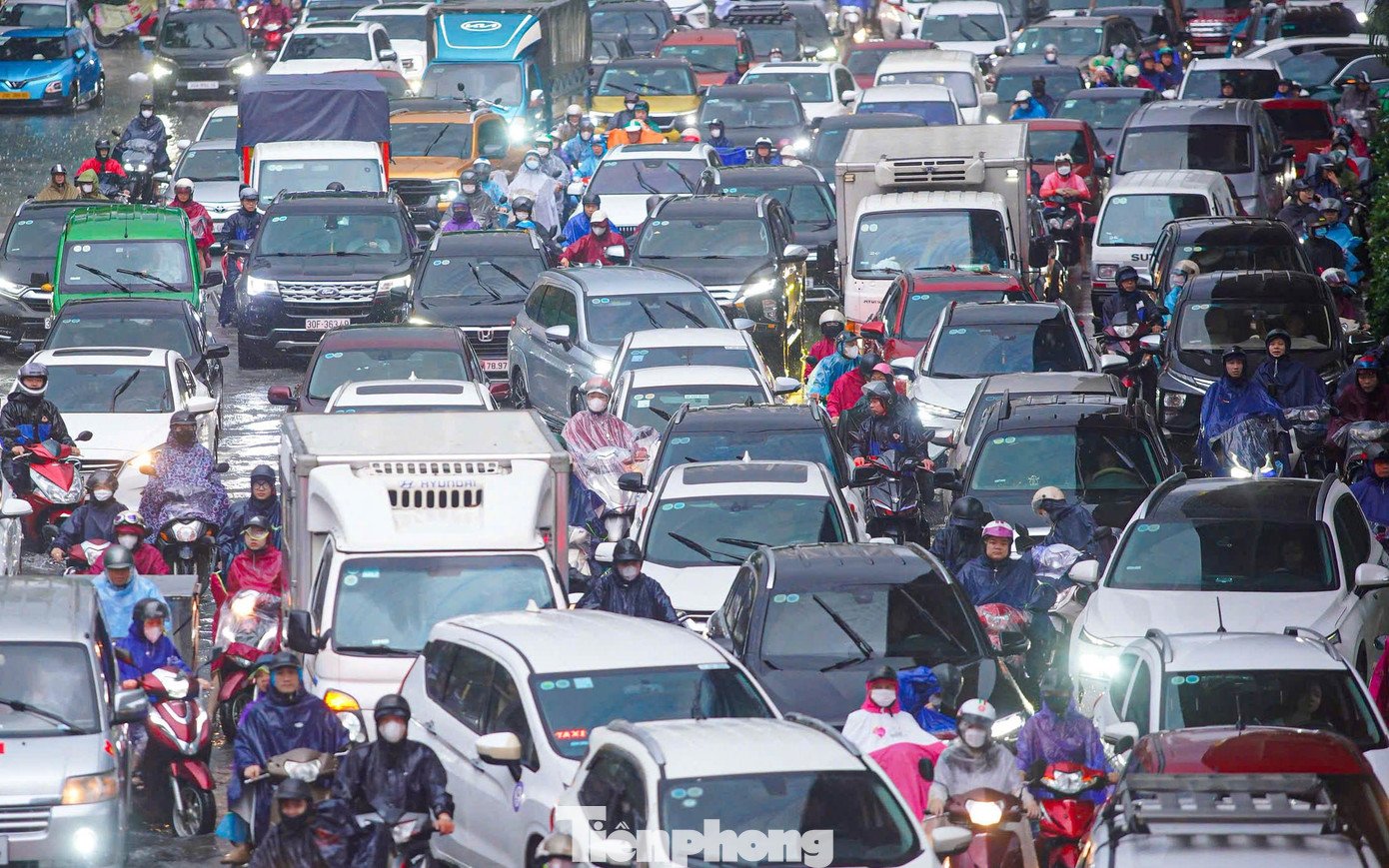 Hà Nội phố thành sông, giao thông tê liệt, xe máy &#39;rồng rắn&#39; leo cao tốc giữa biển nước - 20