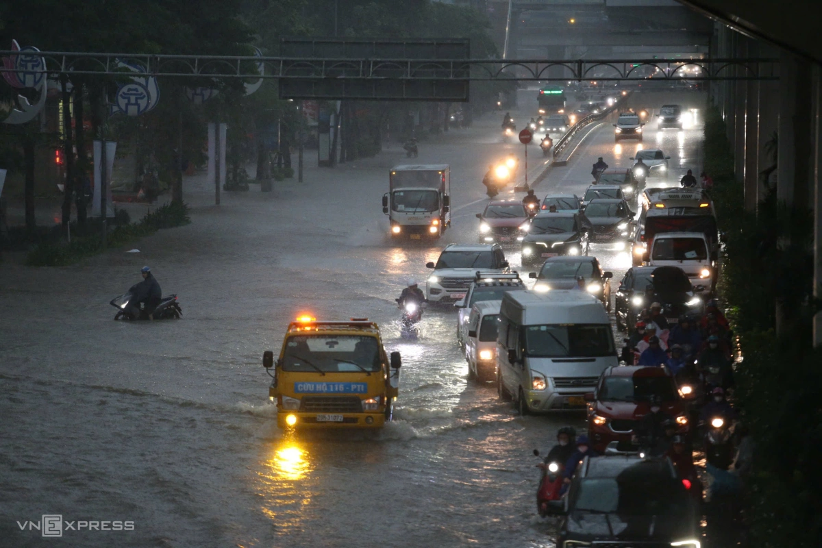 Nguyên nhân là do nước ngập làn đường, xe không thể đi qua. Ảnh: Phạm Chiểu