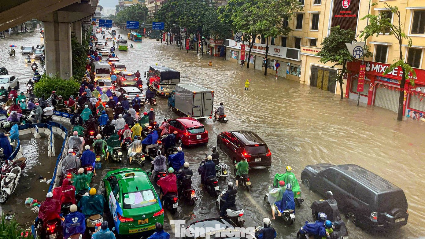 Hà Nội phố thành sông, giao thông tê liệt, xe máy &#39;rồng rắn&#39; leo cao tốc giữa biển nước - 21