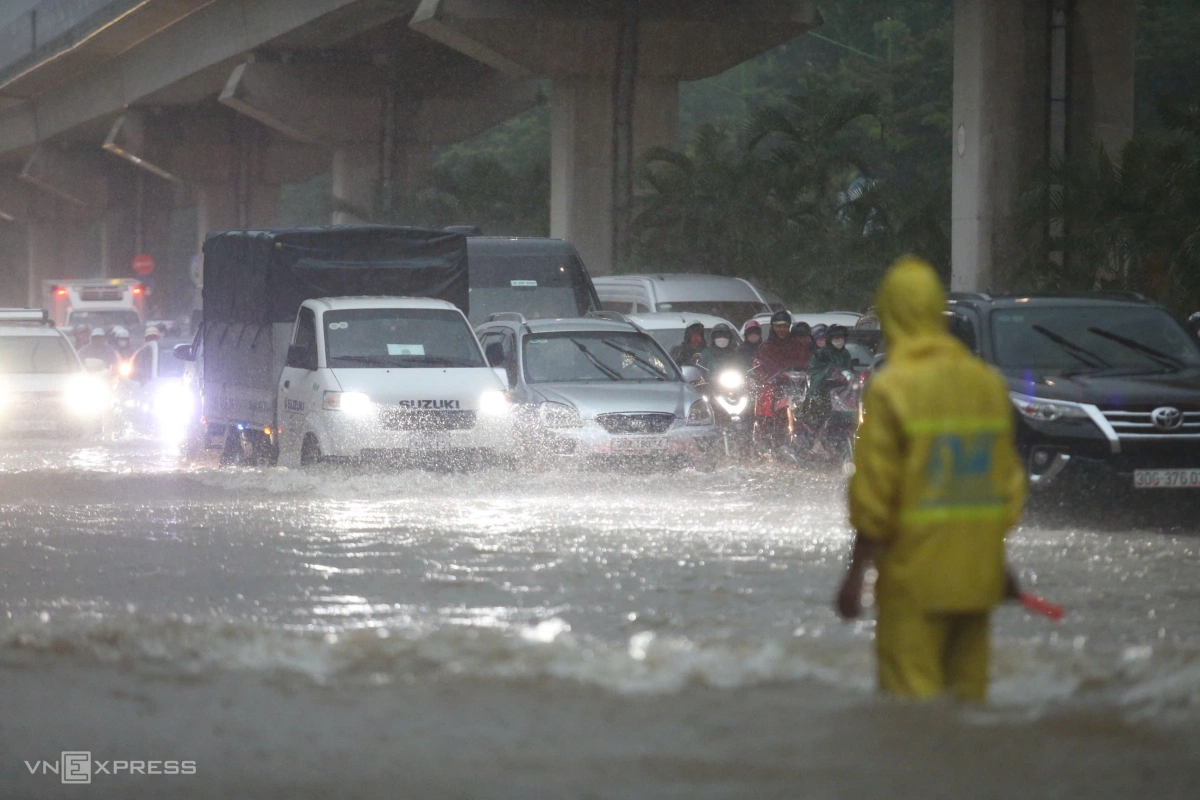 Nước dâng cao trắng xóa đường, có đoạn sâu đến 1m. Ảnh: Phạm Chiểu