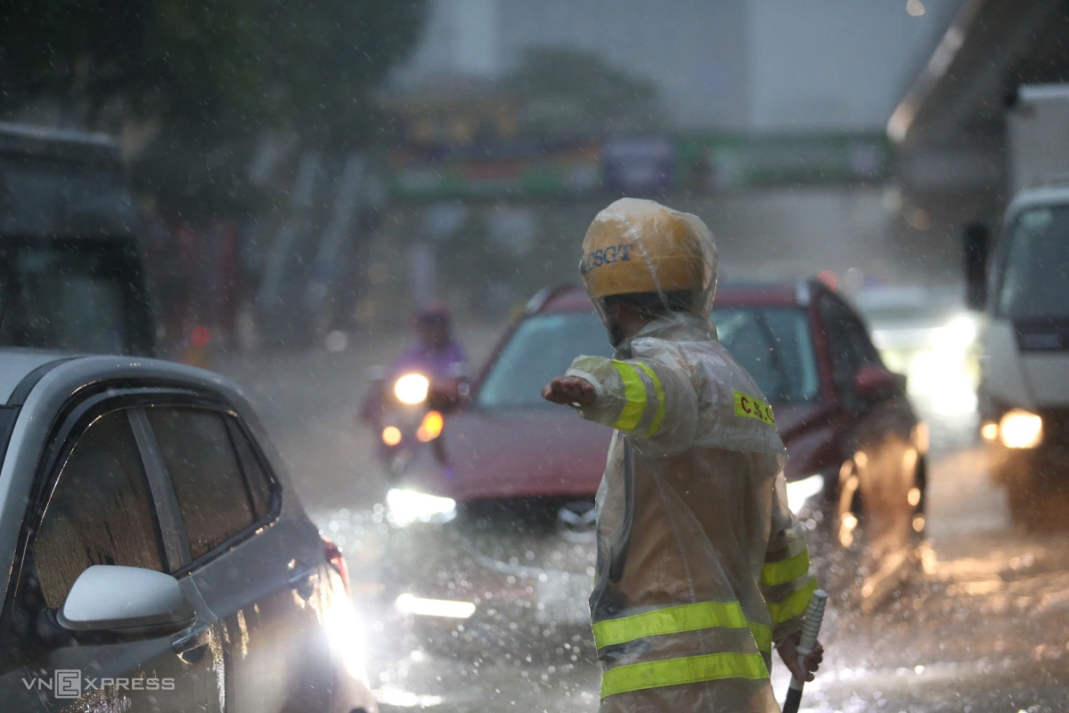 Từ sáng sớm, Cảnh sát giao thông đã có mặt để điều tiết giao thông. Ảnh: Phạm Chiểu