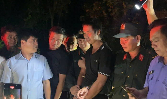 Lãnh đạo Công an tỉnh Đồng Nai trực tiếp đấu tranh, làm việc với đối tượng Tùng (bị còng tay)