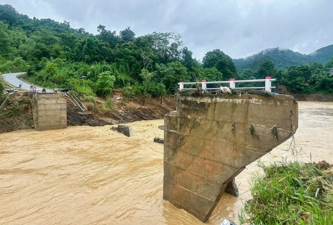 Cầu Trung Thắng, xã Yên Hòa, bị nước lũ cuốn trôi sau bão Bualoi. Ảnh: Hùng Lê