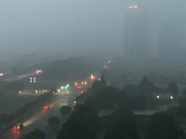 Hà Nội: Ô tô, xe máy lại 'bơi' trong biển nước sau mưa lớn do bão số 11 - 5