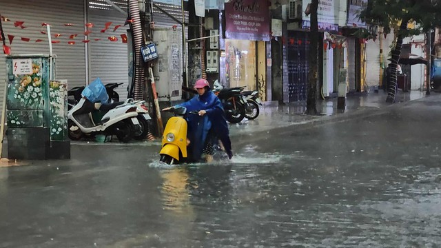 Hà Nội: Ô tô, xe máy lại 'bơi' trong biển nước sau mưa lớn do bão số 11 - 8
