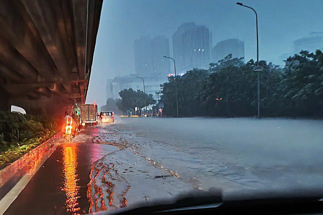 Hà Nội: Ô tô, xe máy lại 'bơi' trong biển nước sau mưa lớn do bão số 11 - 9