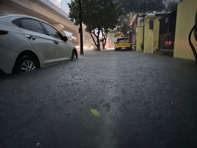 Hà Nội: Ô tô, xe máy lại 'bơi' trong biển nước sau mưa lớn do bão số 11 - 10