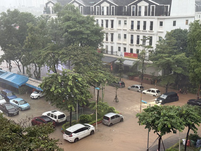 Hà Nội: Ô tô, xe máy lại 'bơi' trong biển nước sau mưa lớn do bão số 11 - 13