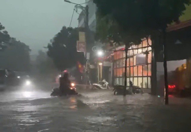 Hà Nội: Ô tô, xe máy lại 'bơi' trong biển nước sau mưa lớn do bão số 11 - 15