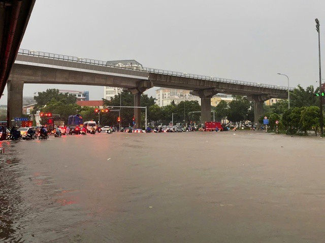 Hà Nội: Ô tô, xe máy lại 'bơi' trong biển nước sau mưa lớn do bão số 11 - 14