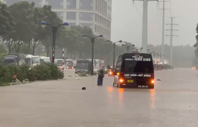 Hà Nội: Ô tô, xe máy lại 'bơi' trong biển nước sau mưa lớn do bão số 11 - 16