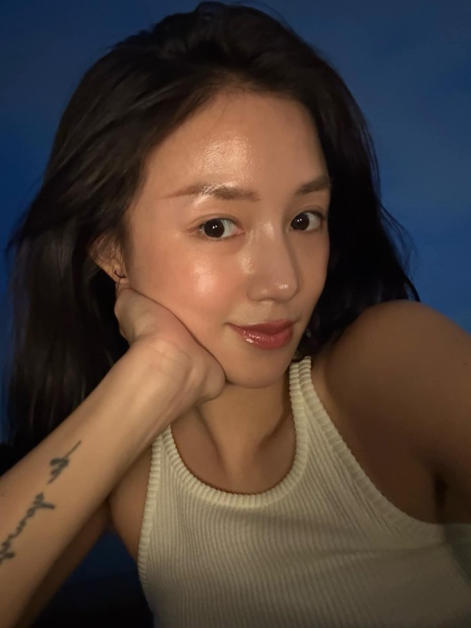 Làn da ít son phấn của Salim.